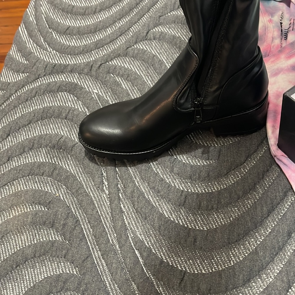 Knee high flat boot - Picture 3 of 4